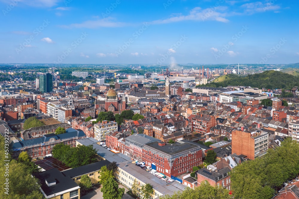 AdobeStock_457392722_Preview Bordeaux